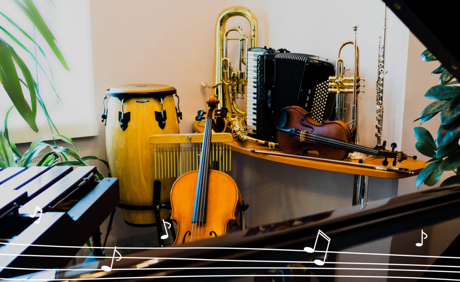 Dažādi mūzikas instrumenti, piemēram, akordeons, trompete, fagots, čells, bungas, un citi